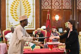 Image du Maroc Professionnelle de  Sa Majesté le Roi Mohammed VI, et le Président de la République Fédérale du Nigéria, Muhammadu Buhari 
président la cérémonie de signature de trois accords de coopération bilatérale au Palais Royal de Rabat, le dimanche 10 juin 2018. Buhari effectue sa première visite officielle au Maroc. (Photo/ SPPR) via Jalilbounhar.com 